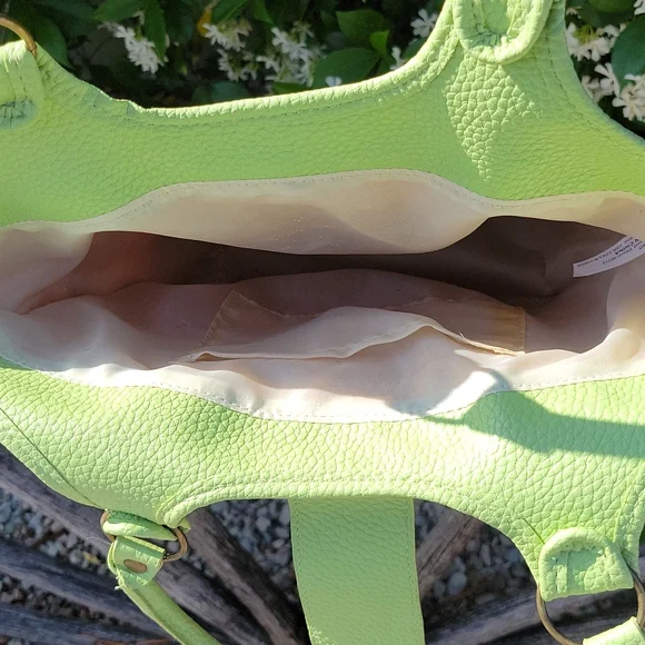 Straw and leather Tote/Purse Yellow Straw and Light Green Top Snap Closure - Picture 3 of 7